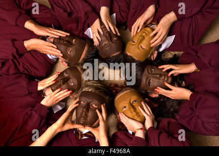 Hanham high school drama Klasse, mit Mädchen tragen Masken und liegt im Kreis. Eine britische Bildung Lernen im Klassenzimmer Schüler Schüler Gruppe Stockfoto