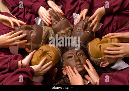 Hanham high school drama Klasse, mit Mädchen tragen Masken und liegt im Kreis. Eine britische Bildung Lernen im Klassenzimmer Schüler Schüler Gruppe Stockfoto