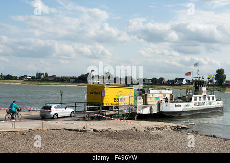 Monheim, Köln-Langel Personen- und Auto Fähre am Fluss Rhein, Hitdorf, Deutschland. Stockfoto