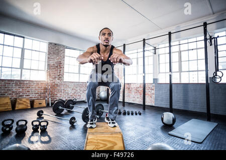 Muskulöser Mann tun stretching Übungen auf box Stockfoto