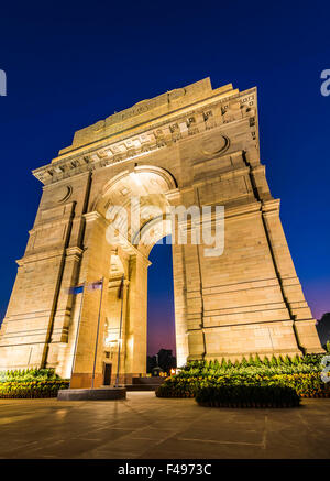 Eine Weitwinkel-Aufnahme des India Gate (früher bekannt als das All India War Memorial) am Rajpath, Neu-Delhi. Stockfoto