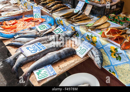 Rohe und geräucherte Fische bereit zum Verkauf auf dem Bauernmarkt Stockfoto