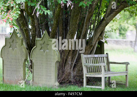 Herbst auf dem Friedhof von der Church Of England Pfarrkirche Saint Mary Stockfoto