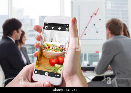 Zusammengesetztes Bild von Hand mit smartphone Stockfoto