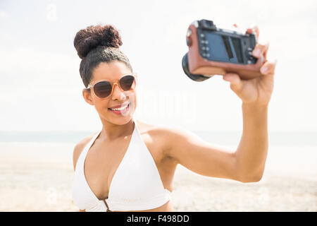Hübsche Frau im Bikini unter selfie Stockfoto