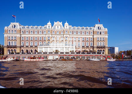 Gebäude der Amstel Hotel vom Kanal, Amsterdam, Niederlande Stockfoto