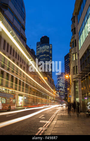 London Straße bei Nacht mit Licht Wege bis zur nächsten Bushaltestelle Stockfoto