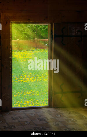 Sonne Licht durchscheinen Holztür Stockfoto