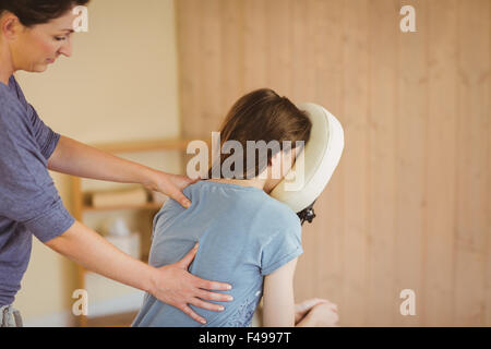 Junge Frau, die erste Massage Stuhl Stockfoto