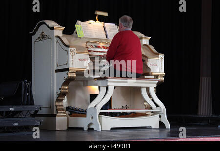 Wurlitzer und Organist an der Victoria Hall in der Bradford Modell Dorf Saltaire Stockfoto