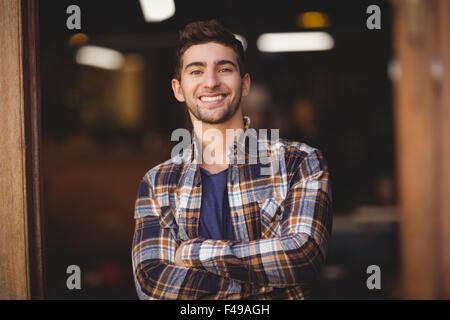 Lächelnd lässige Kellner mit Arme gekreuzt Stockfoto