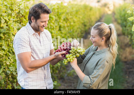 Zwei junge glücklich Winzer Trauben halten Stockfoto