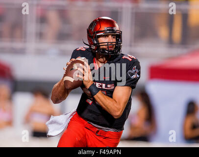 Las Vegas, NV, USA. 10. Oktober 2015. UNLV quarterback (14) Kurt Palandech aussehen, während das Spiel zwischen den San Jose Spartans Vs UNLV Rebels zu übergeben. San Jose State besiegte UNLV 33-27 in Überstunden auf Samstag, 10. Oktober 2015 im Sam Boyd Stadium in Las Vegas, Nevada. (Obligatorische Credit: Juan Lainez/MarinMedia.org/Cal Sport Media) (Komplette Fotograf und Kredit erforderlich) © Csm/Alamy Live-Nachrichten Stockfoto