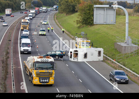 Wohnwagen auf dem M40 Oxfordshire, Verkehrsunfall auf der Autobahn verursacht einen Stau umgeworfen Stockfoto