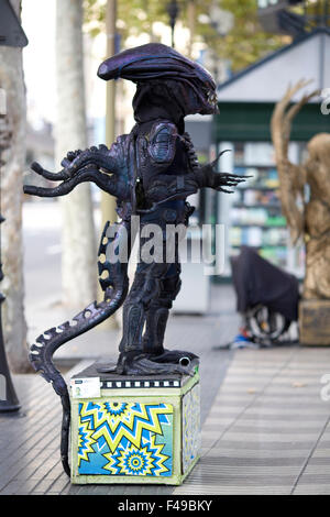 Lebende Statue Künstler Straßenmusik auf den Straßen von Barcelona Spanien Stockfoto