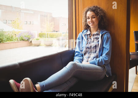 Hübsche Studentin am Fenster sitzen Stockfoto
