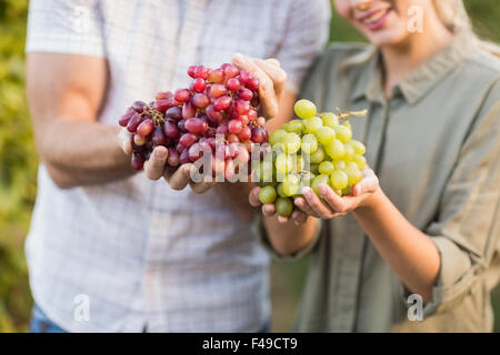 Zwei junge glücklich Winzer Trauben halten Stockfoto