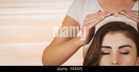 Junge Frau, die eine Reiki-Behandlung Stockfoto