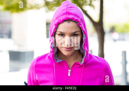 Eine Frau trägt eine rosa Jacke Stockfoto