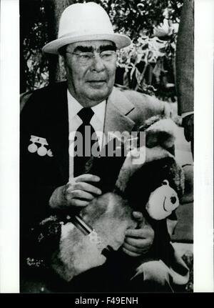 1980 - Leonid Breschnew und der Olympische Bär. Das Maskottchen - wird es halten, was von ihm erwartet wurde oder wird dieses Plüschtier Symbol. Niemand weiß, in der Art und Weise die amerikanische Forderung nach jungen Cotting die Olympischen Spiele in Moskau/UdSSR (wegen der sowjetischen Invasion in Afghanistan) enden wird. Anlässlich der Eröffnung der 82. Sitzung des IOC am Lake Placid Regie des amerikanischen Außenministers Vance starke Angriffe gegen die Regierung von die Sowjetunion, die ohne Beispiel in der Geschichte des IOC ist. Jetzt die Versammlung des IOC wird wahrscheinlich zur Abstimmung über die Frage, ob die Summe Stockfoto