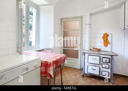 Alte Küche mit Herd in normalen Innenraum Stockfoto