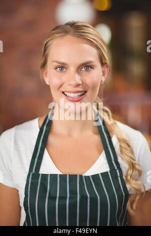 Hübsche Kellnerin in die Kamera schaut Stockfoto