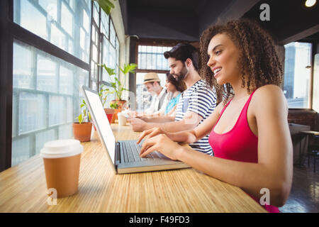 Glückliche Freunde Nutzung elektronischer Geräte Stockfoto