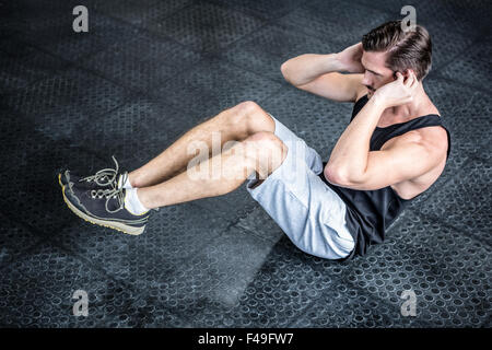 Passen Mann tut Sit Ups Stockfoto