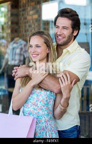 Lächelnde paar umarmt Stockfoto