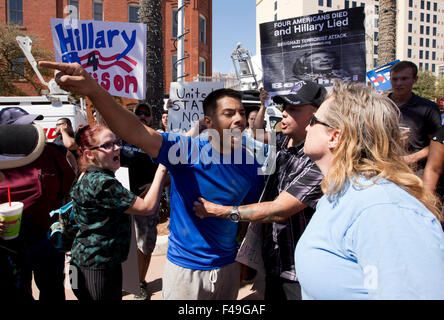 San Antonio, Texas, USA. 15. Oktober 2015. 15. Oktober 2015 San Antonio, Texas USA: eine kleine Gruppe gegen Hillary Clinton kurz kollidierte mit Anhänger des demokratischen Präsidentschaftskandidaten hoffnungsvoll vor Ort wo sie mit einer großen Gruppe von Anhängern sprach Stockfoto