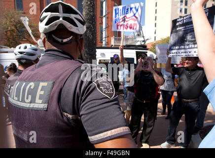 San Antonio, Texas, USA. 15. Oktober 2015. 15. Oktober 2015 San Antonio, Texas USA: eine kleine Gruppe gegen Hillary Clinton kurz kollidierte mit Anhänger des demokratischen Präsidentschaftskandidaten hoffnungsvoll vor Ort wo sie für eine große Gruppe von Unterstützern Credit sprach: Bob Dämmrich/Alamy Live News Stockfoto
