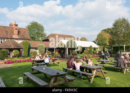 Biergarten am Half Moon Pub, Church Road, Windlesham, Surrey, England, Vereinigtes Königreich Stockfoto