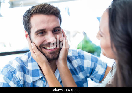 Süßes Paar berühren ihre Gesichter Stockfoto