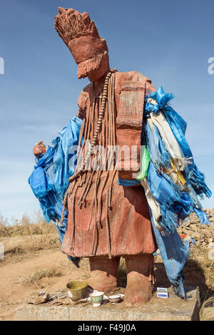 Mongolische Tengrismus Schamane Statue mit blauer Seide Gebet Schals, in der Nähe von Hustai Nationalpark, Mongolei Stockfoto