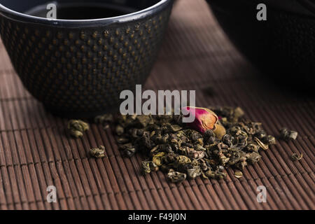 Schwarzen Gusseisen Teekanne und Tasse mit rose Stockfoto