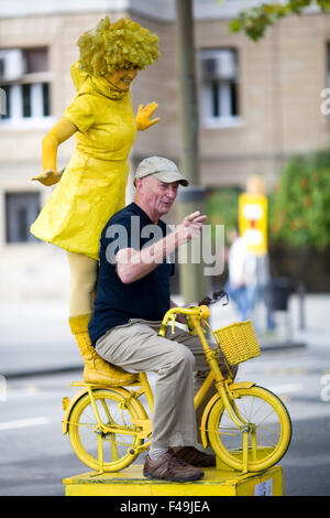 Lebende Statue Künstler Straßenmusik auf den Straßen von Barcelona Spanien Stockfoto