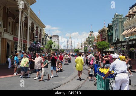 Suchen Sie die Main Street Richtung Cinderella Castle im Magic Kingdom, Walt Disney World, Orlando, Florida, USA Stockfoto