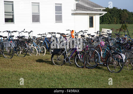 Amische Schule mit abgestellte Fahrräder Indiana USA Stockfoto