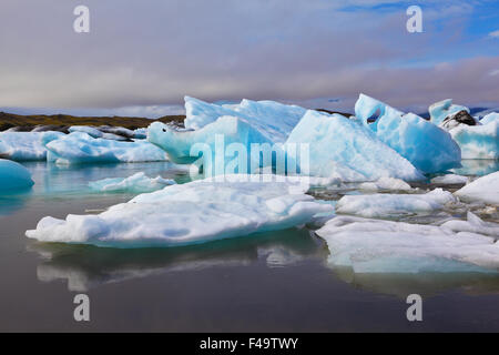 Die Eisschollen spiegeln sich im Wasser Stockfoto