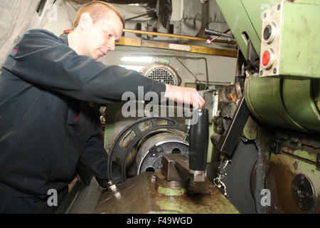 Junge ukrainische Arbeiter arbeitet Metall Detail die Verarbeitung an Drehbank an Metallverarbeitung arbeitet in Pawlograd, Dnepropetrovsk Gebiet südlich ofUkraine Stockfoto