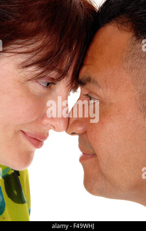 Paar mittleren Alters mit Stirn zusammen. Stockfoto