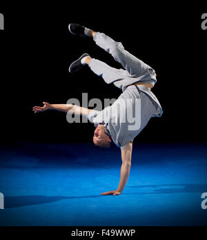 Break Dancer Ausbildung auf schwarz Stockfoto