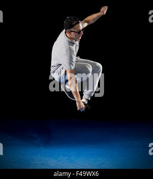Break Dancer Ausbildung auf schwarz Stockfoto