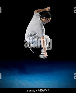 Break Dancer Ausbildung auf schwarz Stockfoto