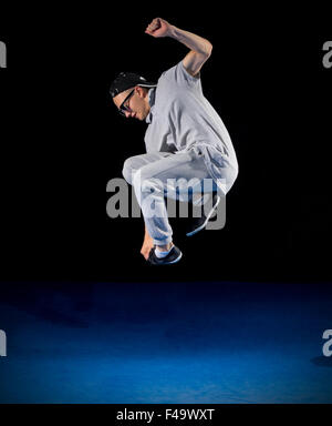 Break Dancer Ausbildung auf schwarz Stockfoto