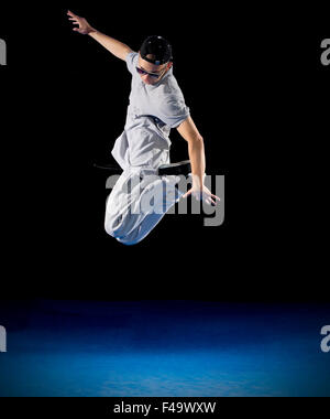 Break Dancer Ausbildung auf schwarz Stockfoto