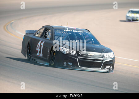 Avondale, AZ, USA. 14. Oktober 2015. Avondale, AZ - 14. Oktober 2015: Kurt Busch (41) bringt seine Rennwagen durch die Kurven in der NASCAR-Test auf dem Phoenix International Raceway in Avondale, AZ © Csm/Alamy Live-Nachrichten Stockfoto