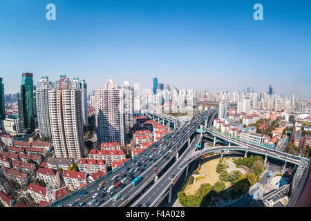 Stadt-Autobahnkreuz tagsüber Stockfoto