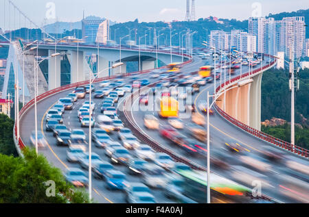 Nahaufnahme der Verkehr auf der Brücke Stockfoto
