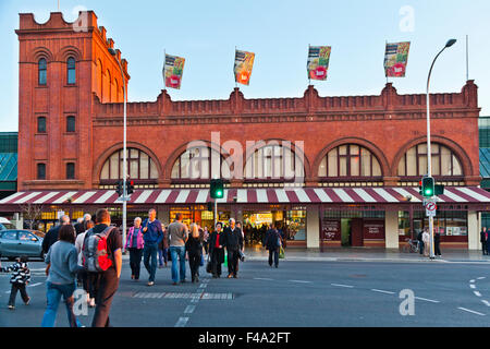 am Abendbesuch in Adelaides beliebtesten Zentralmarkt Stockfoto